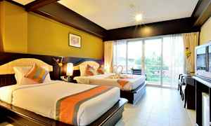 Hotellihuone, jossa kaksi sänkyä, vaalea sisustus ja parveke näkymällä. (Tekoälyn luoma teksti)