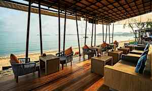 Ulkoilmaterassi, istuinpaikkoja meren äärellä. (Tekoälyn luoma teksti)