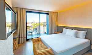 Hotellihuone, jossa parisänky ja parveke. (Tekoälyn luoma teksti)