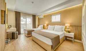 Hotellihuone, jossa on kaksi sänkyä, moderni sisustus ja parveke. (Tekoälyn luoma teksti)