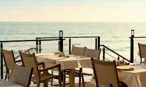 Ulkoterassi merinäköalalla. (Tekoälyn luoma teksti)