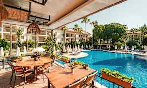 Ulkoallas aurinkotuoleilla ja terassilla olevilla pöydillä. (Tekoälyn luoma teksti)