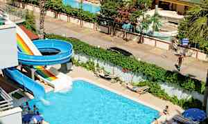 Ulkouima-allas vesiliukumäellä ja aurinkotuoleilla. (Tekoälyn luoma teksti)