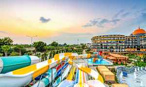 Kuva vesipuistosta, jossa on vesiliukumäkiä lomakeskuksessa. (Tekoälyn luoma teksti)