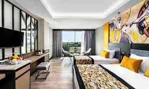 Huone, jossa on kaksi yhden hengen vuodetta ja nykyaikainen sisustus. (Tekoälyn luoma teksti)