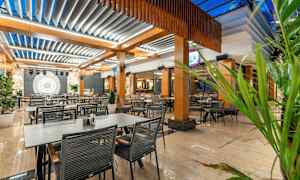 Kuva ravintolasta, jossa on nykyaikaiset kalusteet ja valot. (Tekoälyn luoma teksti)