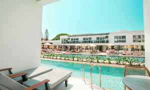 Yksityinen uima-allasalue, josta on näkymä nykyaikaiseen hotellikompleksiin. (Tekoälyn luoma teksti)