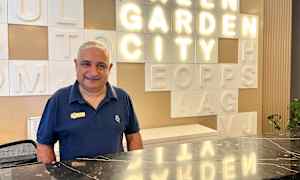 Vastaanotto, jossa taustalla valaistuja kirjaimia. (Tekoälyn luoma teksti)