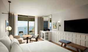 Hotellihuone, josta on merinäköala parvekkeen ovesta. (Tekoälyn luoma teksti)