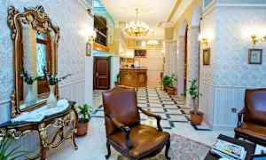 Hotellin aula, jossa tyylikäs sisustus, ruskea nahkatuoli ja vastaanotto. (Tekoälyn luoma teksti)