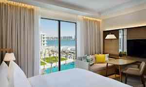 Kahden hengen huone allasalueelle päin