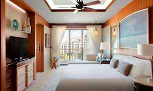 Hotellihuone, jossa on parivuode, parveke ja moderni sisustus. (Tekoälyn luoma teksti)