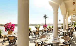 Ravintola rantakadun varrella