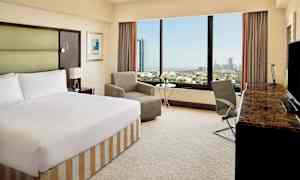 Kahden hengen huone puutarhaan päin