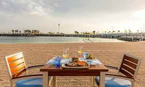 À la carte -ravintola, jossa kala- ja äyriäisruokia, kattaus rannalla