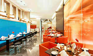 Ravintola, jossa modernit huonekalut ja katetut pöydät. (Tekoälyn luoma teksti)