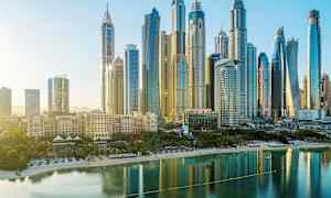 Kaupunki, jossa on moderneja pilvenpiirtäjiä veden äärellä. (Tekoälyn luoma teksti)