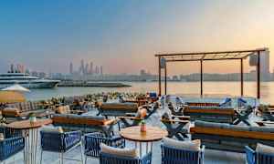 Ulkoterassialue, josta on näkymä veden yli kaupunkimaisemaan. (Tekoälyn luoma teksti)