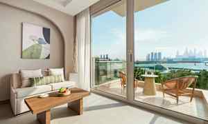 Olohuoneen sisustus, jossa on sohva ja pöytä, sekä näkymä parvekkeelle ja kaupunkisiluettiin. (Tekoälyn luoma teksti)