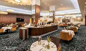 Moderni ravintola, jossa on katettuja pöytiä ja buffet-piste. (Tekoälyn luoma teksti)