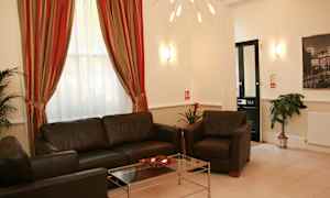 Huone, jossa on sohvia, sohvapöytä, verhot ja koriste-esineitä. (Tekoälyn luoma teksti)