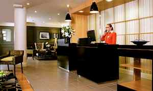 Hotellin vastaanotto nykyaikaisilla huonekaluilla ja koristeilla. (Tekoälyn luoma teksti)