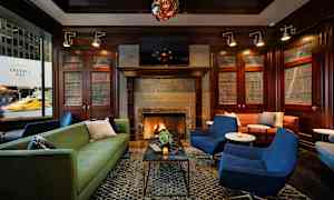 Tyylikäs olohuone tai oleskelutila, jossa on sohvia ja tuoleja, takka ja koristeelliset puupaneelit. (Tekoälyn luoma teksti)