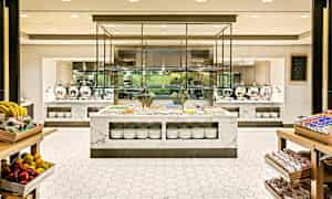 Buffet, jossa on marmorisomistusta ja erilaisia ruokia, mukaan lukien tuoreita hedelmiä ja pakattuja välipaloja. (Tekoälyn luoma teksti)