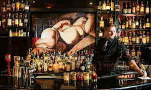 Baari täynnä pulloja alkoholijuomia ja tarvikkeita, taustalla maalaus hahmosta. (Tekoälyn luoma teksti)