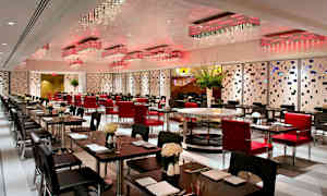 Ravintola, jossa on modernit huonekalut ja tyylikäs valaistus. (Tekoälyn luoma teksti)