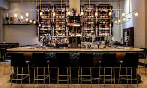 Tyylikäs baari, jossa on korkeat selkänojat ja kulmapenkit. (Tekoälyn luoma teksti)