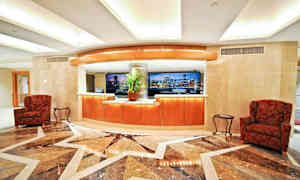 Aula, jossa vastaanottotiski, istuimia ja marmorilattia. (Tekoälyn luoma teksti)