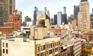 Kuva kaupunkinäkymästä, jossa on rakennuksia ja pilvenpiirtäjiä etualalla ja taustalla. (Tekoälyn luoma teksti)