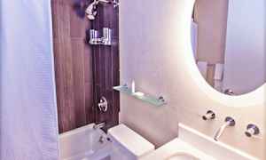 Kylpyhuone, jossa kylpyamme, suihkuverho, peili ja pesuallas. (Tekoälyn luoma teksti)