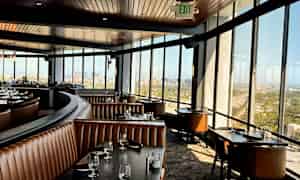 Tilavan ravintolan sisätila, jossa on panoraamanäkymä suurien ikkunoiden läpi. (Tekoälyn luoma teksti)