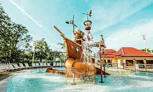 Leikkipaikka, jossa on laivateema uima-altaassa, vettä virtaa eri osista laivaa. (Tekoälyn luoma teksti)