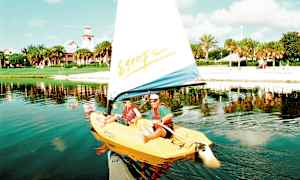 Purjevene järvellä, taustalla ranta ja vihreitä puita. (Tekoälyn luoma teksti)