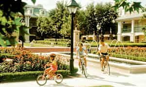 Ihmiset pyöräilevät polulla kauniin suihkulähteen vieressä puistossa. (Tekoälyn luoma teksti)