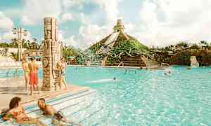 Kuvassa on ulkouima-allas, jossa ihmiset nauttivat vedestä, sekä taustalla oleva pyramidinmuotoinen vesielementti. (Tekoälyn luoma teksti)