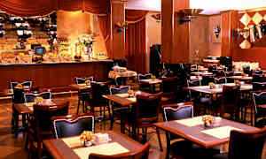 Ruokasali katettujen pöytien ja taustalla olevan buffetin kanssa. (Tekoälyn luoma teksti)