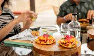 Kuva pöytätilanteesta ruoan kanssa, mukaan lukien kaksi värikästä annosta. (Tekoälyn luoma teksti)