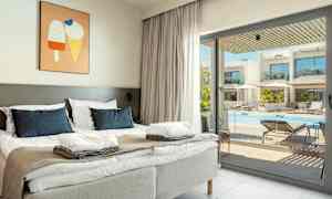 Makuuhuone, jossa parivuode ja ikkuna uima-altaalle. (Tekoälyn luoma teksti)