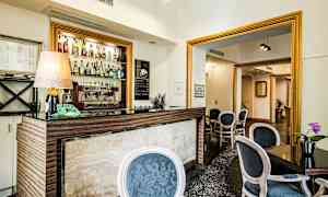 Tyylikäs sisustus, jossa on baari ja klassisen muotoilun istuimia. (Tekoälyn luoma teksti)