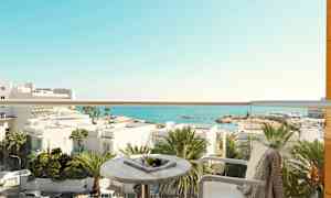 Näkymä parvekkeelta, taustalla meri. (Tekoälyn luoma teksti)