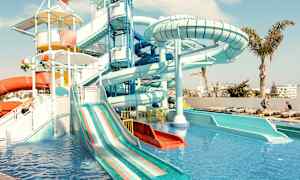 Vesipuisto, jossa vesiliukumäkiä ja uima-allas. (Tekoälyn luoma teksti)