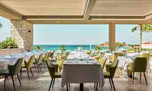 Ravintola kattatuilla pöydillä ja näkymä merelle. (Tekoälyn luoma teksti)