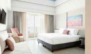 Kuva valoisasta hotellihuoneesta, jossa on suuri sänky, tuoli ja parveke. (Tekoälyn luoma teksti)