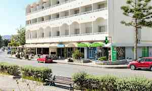 Rakennus, jossa on useita parvekkeita, myymälöitä pohjakerroksessa ja edessä pysäköityjä punaisia autoja. (Tekoälyn luoma teksti)