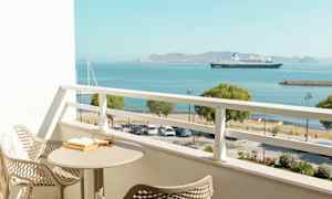 Parveke, jolta on näkymä merelle ja laivalle. (Tekoälyn luoma teksti)