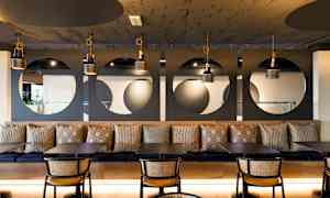 Moderni sisustus istuimilla ja geometrisilla kuvioilla. (Tekoälyn luoma teksti)